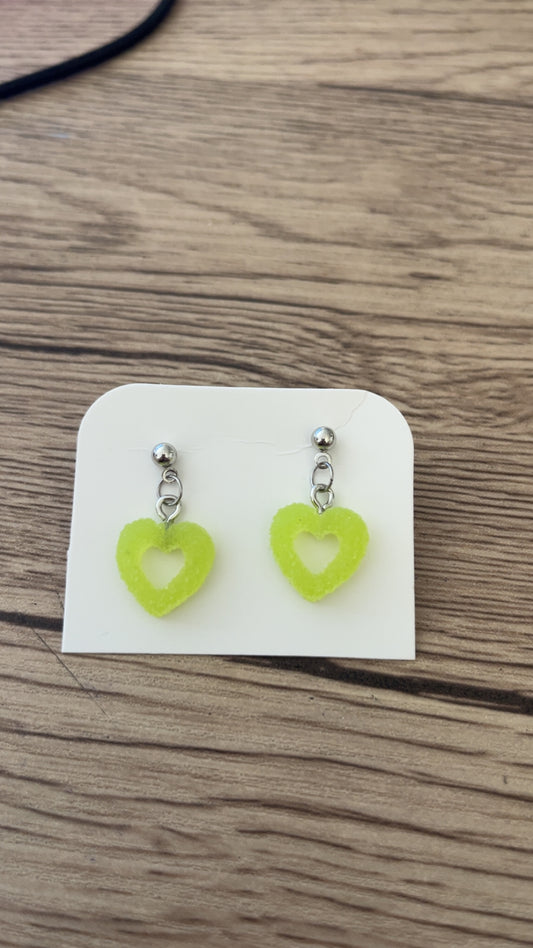 Boucle d’oreille courte coeur vert