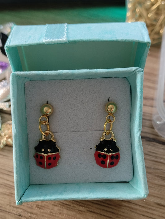 Boucle d'oreille coccinelle doré
